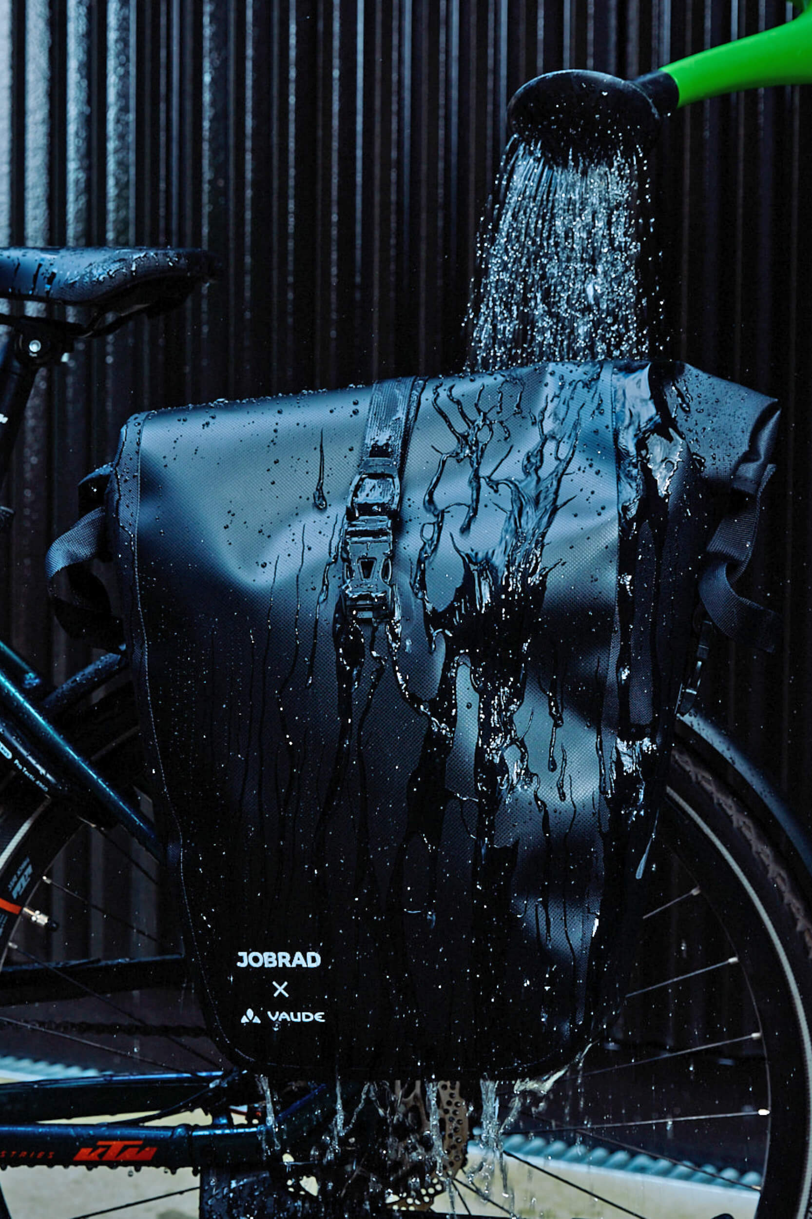 Wetterfeste und wasserfeste Taschen im Firmendesign von GENVELO.
